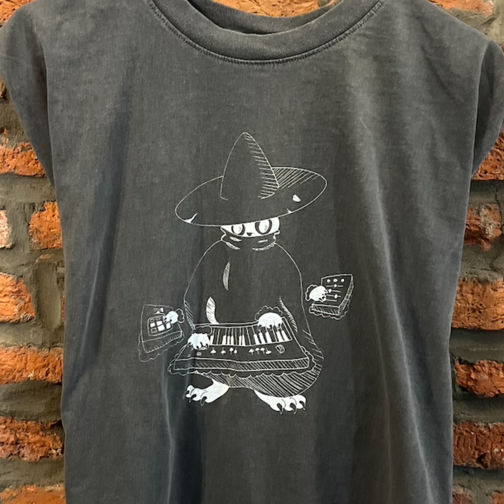 Close-up of Maestro (keys wizard) muscle tank screen print detail