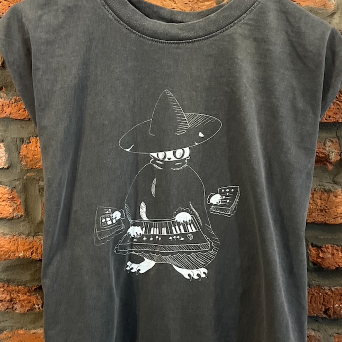 Close-up of Maestro (keys wizard) muscle tank screen print detail